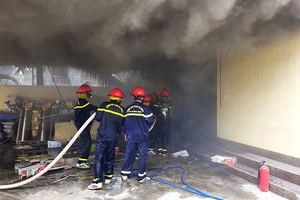 Lực lượng cảnh sát phòng cháy chữa cháy Công an Quảng Bình dập tắt đám cháy.(Ảnh: CH)