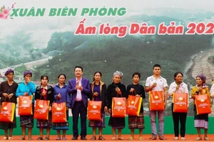 Đại diện lãnh đạo Ủy ban Mặt trận Tổ quốc tỉnh Quảng Bình tặng quà Tết cho đồng bào dân tộc thiểu số xã Dân Hóa, huyện Minh Hóa.