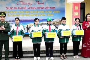 Đại diện Bộ Chỉ huy Bộ đội Biên phòng Quảng Bình trao quà học sinh có thành tích cao trong học tập ở thành phố Đồng Hới.
