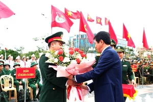 Lãnh đạo thành phố Đồng Hới tặng hoa cho đại điện đơn vị quân đội nhận quân.