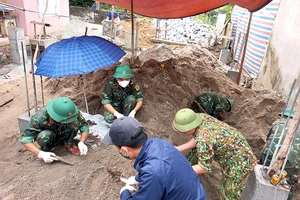 Đội quy tập hài cốt liệt sĩ 598 tìm kiếm, quy tập hài cốt liệt sĩ trong khu vườn một gia đình ở thị xã Ba Đồn (Quảng Bình)