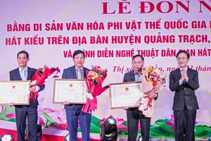 Lãnh đạo tỉnh Quảng Bình trao bằng công nhận Di sản văn hóa phi vật thể quốc gia nghệ thuật trình diễn dân gian Hát Kiều cho các địa phương ở tả ngạn sông Gianh.