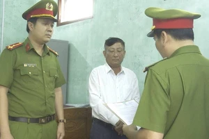 Cơ quan điều tra Công an Quảng Bình tống đạt quyết định khởi tố bị can đối với Đàm Xuân Vinh.