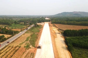 Một dự án thành phần cao tốc bắc-nam qua Quảng Bình đang bị vướng mặt bằng ảnh hưởng tiến độ thi công.