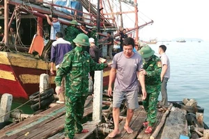 Bộ đội Biên phòng Quảng Bình tiếp nhận 6 ngư dân được các tàu cá cứu kịp thời đưa vào bờ biển Hòn La.
