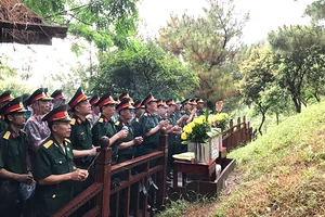 Đoàn các cựu chiến binh tỉnh Quảng Bình dâng hương viếng mộ Đại tướng Võ Nguyên Giáp. (Ảnh: CTV)