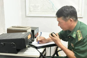 Bộ đội Biên phòng Quảng Bình liên lạc, trao đổi thông tin với các tàu cá đánh bắt trên biển.