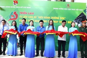 Các đại biểu cắt băng trưng bày, triển lãm tư liệu lịch sử "Kiêu hãnh Trường Sơn".