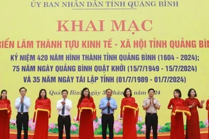 Lãnh đạo tỉnh Quảng Bình cắt băng khai mạc triển lãm.