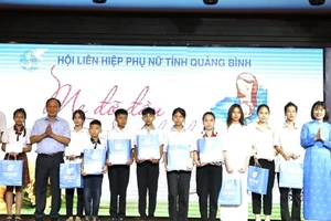 Phó Bí thư Thường trực Tỉnh ủy, Chủ tịch Hội đồng nhân dân tỉnh Quảng Bình Trần Hải Châu tặng quà cho các cháu.