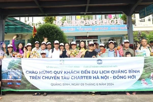 Lãnh đạo Sở Du lịch và các doanh nghiệp Quảng Bình đón du khách trên đoàn tàu charter.