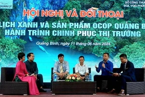 Các đại biểu tham gia đối thoại về phát triển du lịch xanh gắn với tiêu thụ sản phẩm OCOP Quảng Bình.