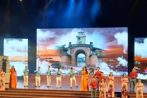 Các nghệ sĩ thể hiện ca khúc "Quảng Bình quê ta ơi" trong chương trình