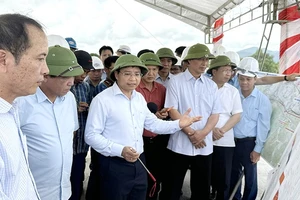 Bộ trưởng Nguyễn Văn Thắng nghe báo cáo tiến độ dự án thành phần Bùng-Vạn Ninh.