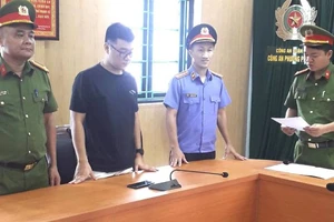 Công an tỉnh Quảng Bình tống đạt quyết định khởi tố bị can đối với Nguyễn Văn Tuyên.