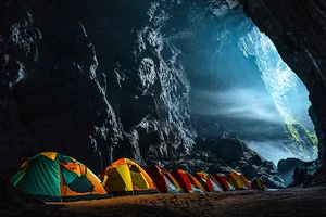 Cắm trại trong hang Sơn Đoòng - hang động lớn nhất thế giới (Ảnh: Oxalis)