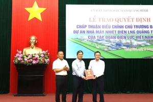 Phó Chủ tịch tỉnh Quảng Bình Phan Phong Phú (bên phải) trao quyết định chấp thuận điều chỉnh chủ trương đầu tư dự án Nhà máy nhiệt điện LNG Quảng Trạch II cho đại diện lãnh đạo Tập đoàn Điện lực Việt Nam.