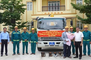 Lãnh đạo thành phố Đồng Hới, tỉnh Quảng Bình tiễn đoàn công tác của Trung tâm Công viên cây xanh thành phố Đồng Hới lên đường hỗ trợ khắc phục hậu quả thiên tai.