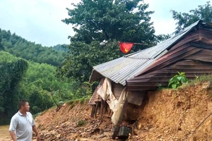 Mưa lớn gây sạt lở đất làm hư hỏng nhà dân ở bản Tân Ly, xã Lâm Thủy, huyện Lệ Thủy. (Ảnh: CTV)