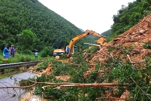 Đơn vị thi công khẩn trương xử lý các vị trí sạt lở để thông tuyến quốc lộ 9B trong chiều nay 30/10