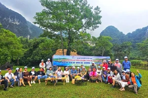 Các thành viên đoàn famtrip trải nghiệm những phong cảnh, đời sống văn hóa của đồng bào Bru-Vân Kiều tại xã Ngân Thủy, huyện Lệ Thủy