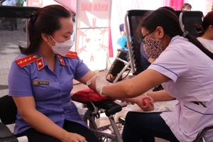 Các tình nguyện viên tham gia hiến máu.