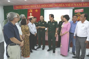 Lãnh đạo Quân khu 9 và các nhà văn dự Trại sáng tác văn học đề tài "Chiến tranh cách mạng và lực lượng vũ trang".