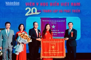 Lãnh đạo Bộ Y tế trao cờ thi đua xuất sắc của Chính phủ tặng tập thể Viện Y học biển Việt Nam.