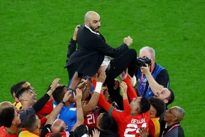 Huấn luyện viên Maroc Walid Regragui ăn mừng cùng các cầu thủ sau trận tứ kết. (Ảnh: Reuters)
