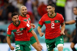 Thành công của Maroc ở kỳ World Cup lần này có dấu ấn rõ nét từ các cầu thủ Maroc sinh ra và lớn lên ở nước ngoài, trong đó có ngôi sao Achraf Hakimi (số 2). (Ảnh: Reuters)