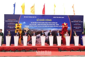Các đại biểu thực hiện nghi thức khởi công dự án thành phần đoạn Hoài Nhơn-Quy Nhơn thuộc Dự án xây dựng công trình đường bộ cao tốc bắc-nam phía Đông giai đoạn 2021-2025 tại điểm cầu Ân Phong, huyện Hoài Ân, tỉnh Bình Định.
