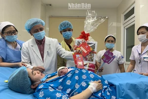Lãnh đạo Bệnh viện Từ Dũ đến thăm, tặng quà cho các công dân nhí đầu tiên của Thành phố Hồ Chí Minh. Mỗi em bé nhận được 1 chỉ vàng và nhiều quà tặng ý nghĩa.