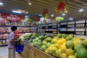Các loại trái cây bày bán trong dịp Tết Nguyên đán 2023. (Ảnh: TTXVN)