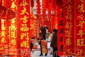Người dân chọn mua đồ trang trí đón Tết Nguyên đán tại tỉnh Vân Nam, Trung Quốc. (Ảnh: THX/TTXVN)