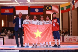 Thu Hoài (thứ ba từ trái sang) đã nhịn đau để tiếp tục thi đấu và tung đường kiếm quyết định, giúp đội tuyển Đấu kiếm Việt Nam giành Huy chương Vàng nội dung đồng đội nữ kiếm chém. (Ảnh: VOV)
