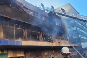 Lực lượng chữa cháy tiếp cận tòa nhà bị hỏa hoạn. (Ảnh: Người phát ngôn Cơ quan Ứng phó khẩn cấp Johannesburg) 