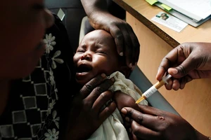 Trẻ em được tiêm vaccine phòng sốt rét trong khuôn khổ chương trình thử nghiệm tại Trung tâm nghiên cứu dự án Walter Reed ở Kombewa, Kenya, ngày 30/10/2009. (Ảnh minh họa: AP)