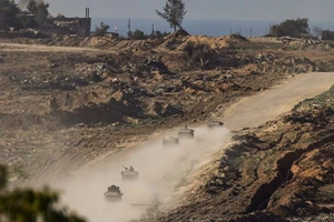 Xe quân sự Israel di chuyển dọc biên giới với Dải Gaza ngày 8/1/2024. (Ảnh: THX/TTXVN)