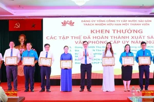 Lãnh đạo Tổng Công ty Cấp nước Sài Gòn khen thưởng, biểu dương các cá nhân, tập thể có thành tích trong công tác thi đua hoàn thành kế hoạch Sản xuất kinh doanh năm 2023.