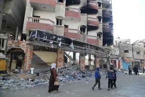 Các tòa nhà bị phá hủy sau cuộc không kích của Israel xuống Dải Gaza ngày 19/1. Ảnh: THX/TTXVN