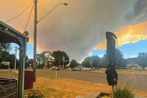 Hình ảnh khói từ đám cháy rừng gần thị trấn Beaufort, phía tây Ballarat, Victoria, ngày 22/2/2024. (Ảnh: AAP Image/Reuters) 