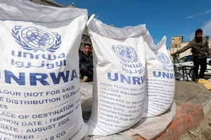 Người Palestine chờ nhận viện trợ từ UNRWA trong bối cảnh xung đột đang diễn ra giữa Israel và lực lượng Hamas ở Rafah, phía nam dải Gaza, ngày 7/3/2024. (Ảnh: Reuters) 