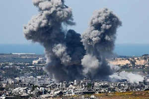 Khói bốc lên sau một cuộc không kích vào dải Gaza, ảnh chụp từ phía Israel, ngày 23/3/2024. (Ảnh: Reuters) 