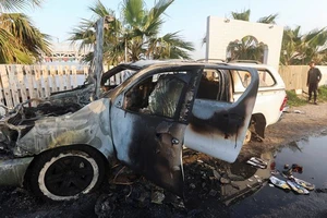 Chiếc xe chở các nhân viên của World Central Kitchen (WCK) cháy đen sau khi trúng không kích từ phía Israel, Deir Al-Balah, Gaza, ngày 2/4/2024. (Ảnh: Reuters) 