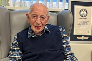 Cụ John Tinniswood, 111 tuổi, chụp ảnh với giấy chứng nhận của Kỷ lục Guinness thế giới, công nhận cụ là người đàn ông sống thọ nhất thế giới, Southport, Anh, ngày 4/4/2024. (Nguồn: Kỷ lục Guinness thế giới/Reuters)