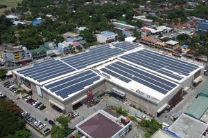 ADB hợp tác với Tập đoàn Buskowitz xây dựng và vận hành nhiều hệ thống pin mặt trời mái nhà ở Philippines, nhằm hỗ trợ cung cấp năng lượng sạch với giá cả phải chăng, đồng thời giảm phát thải carbon. (Ảnh minh họa: ADB) 