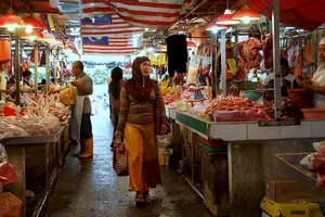 Người dân Malaysia mua sắm tại một khu chợ ở Kuala Lumpur. (Ảnh: Reuters)
