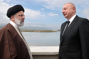 Tổng thống Iran Ebrahim Raisi (trái) và Tổng thống Azerbaijan Ilham Aliyev (phải) trò chuyện trong lễ khánh thành đập Qiz-Qalasi trên sông Aras ở phía tây bắc Iran. (Ảnh: Văn phòng Tổng thống Iran/EPA)