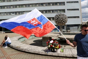 Người ủng hộ Thủ tướng Slovakia Robert Fico có mặt gần Bệnh viện Đại học F.D. Roosevelt, nơi Thủ tướng Slovakia đang điều trị sau vụ ám sát, Banska Bystrica, Slovakia, ngày 18/5/2024. (Ảnh: Reuters) 