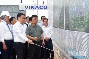 Thủ tướng Phạm Minh Chính xem báo cáo Dự án mở rộng Nhà ga hành khách T2, Cảng Hàng không quốc tế Nội Bài.